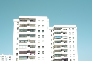 Edificios altos blancos sobre un cielo azul despejado