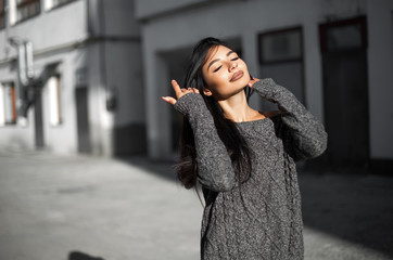 Obraz premium Beautiful model poses for the camera on the streets.