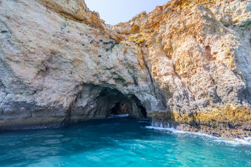 Felsige Küste der Algarve mit Höhleneingang