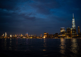 Fototapeta na wymiar midtown and downtown New York at night