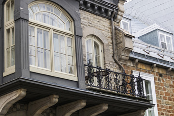 Fototapeta na wymiar Balcon, architecture , rue du Vieux Québec, Canada