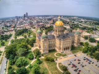 Des Moines is the Urban Capitol of the the Rural State of Iowa - obrazy, fototapety, plakaty