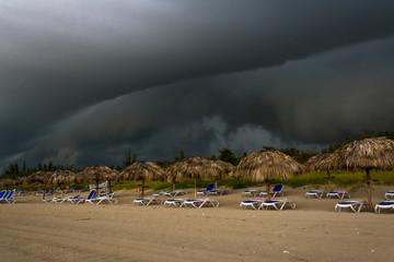 En la playa hay amenaza de tormenta.
