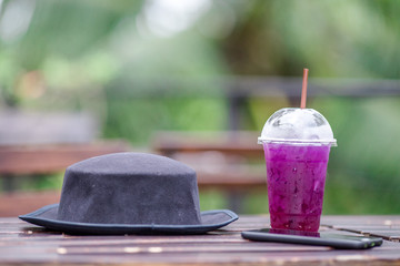 blueberry soda water on a wooden spoon, colorful, delicious, quenching and refreshing drinks, often found in the cafeteria or dessert shop.