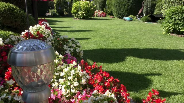 Gepflegte Gartenanlage mit Rasen und Blumen