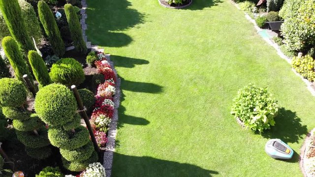 Gepflegte Gartenanlage mit Rasen und Blumen