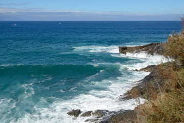 Fototapeta na wymiar Surf at coast of Los Gigantes on Tenerife, Canary, Spain .