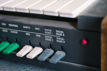 etro synthesizer keyboard