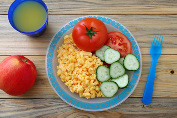 nutrizione sana  pasto completo per bambini con uova pomodori e cetrioli