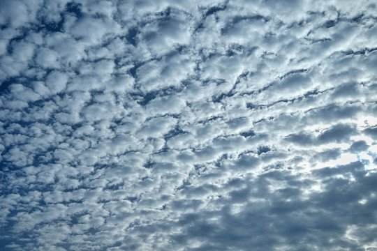 Cielo con patr&oacute;n de nubes constante