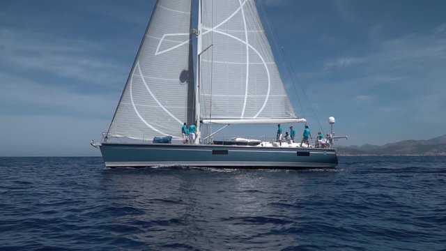 Velero Azul Navegando