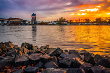 Sonnenuntergang am Rheinufer