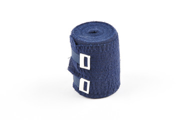 Blaue Kompressionsbinde auf weiss