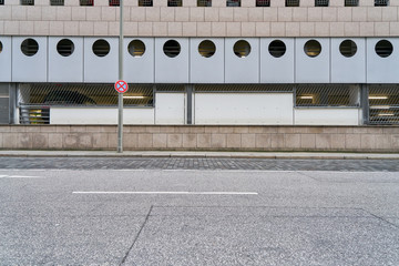 Leere Straße mit Gehweg und Bordstein