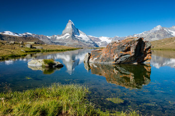 Bergsee oberhalb Zermatt mit sich spiegelndem Matterhorn