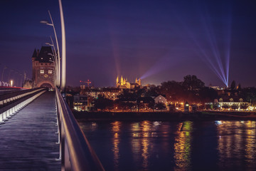 Fototapeta premium Lichtbrücke zwischen Dom und Lutherkirche in Worms