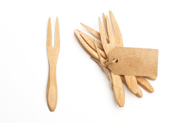 Pincho tenedor de madera con una etiqueta en blanco sobre un fondo blanco liso y aislado. Vista...