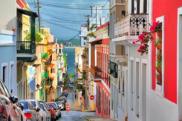 Badezimmer Foto Rückwand Schöne typische traditionelle lebendige Straße in San Juan, Puerto Rico © dennisvdwater