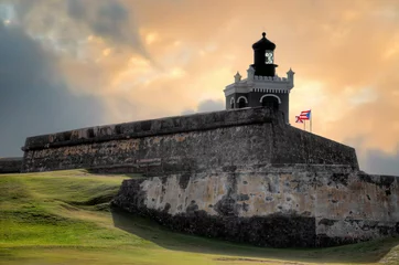 Gordijnen Zonsondergangmening van oud Fort San Felipe Del Morro in San Juan, Puerto Rico © dennisvdwater