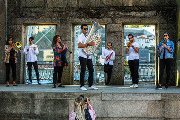 Fototapeta premium Girl photographer shoots the performance of the jazz band in the outdoor amphitheatre.