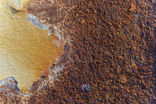 Metal oxidado con pintura desconchada