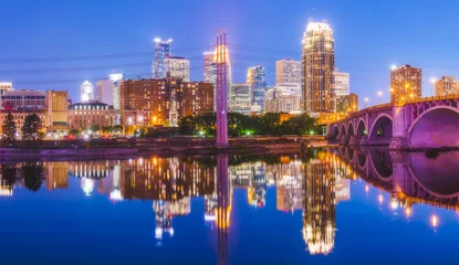 Selbstklebende Fototapeten  Minneapolis skyline with reflection in river at night. © checubus