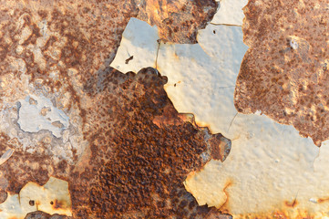 Metal oxidado con pintura desconchada