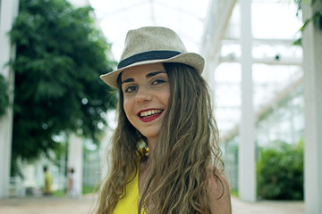 Retrato de mujer joven con sombrero