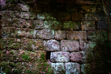 Naturstein Mauer mit Moos