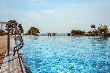 Obraz premium Outdoor swimming pool with beautiful view over city
