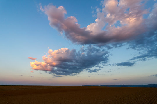 Wolken Abendstimmung &uuml;ber den Feldern auf den Fildern s&uuml;dlich von Stuttgart 