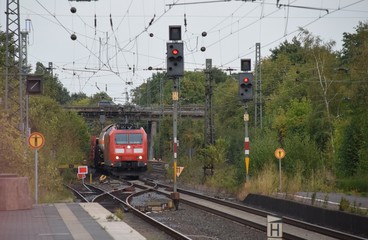Blick auf Bahngleise und Zugverkehr