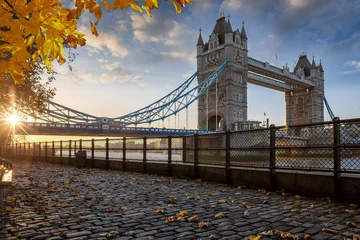 Papier Peint photo Tower Bridge Londres en automne : vue sur le Tower Bridge au lever du soleil doré