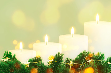 vier brennende weihnachtskerzen