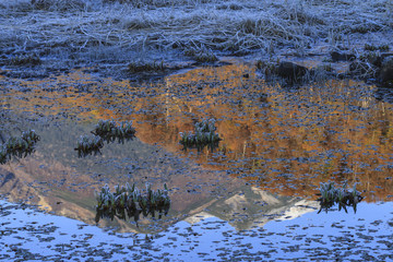 霜降りる池に映る乗鞍岳