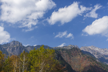 秋空の錫杖岳と笠ヶ岳