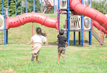 公園で遊ぶ子供