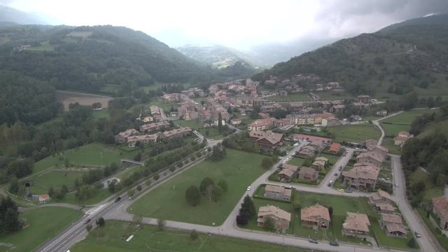 Llanars. Pueblo en Camprodon, Gerona, Cataluña, España. Video  Dron 4k