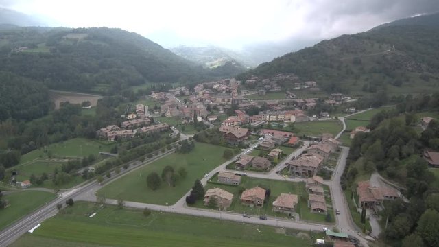 Llanars. Pueblo en Camprodon, Gerona, Cataluña, España. Video  Dron 4k