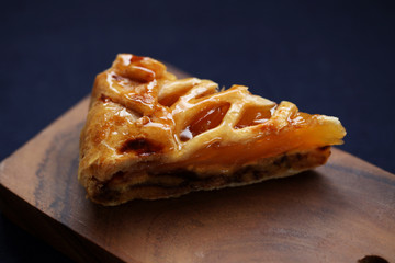 まな板にのせた アップルパイ フルーツケーキ