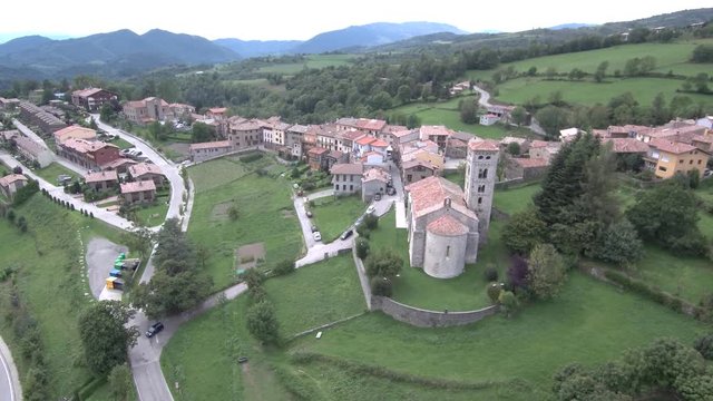 Mollo desde Drone. Pueblo con iglesia romanica en Gerona, Cataluña. España - 4k Video