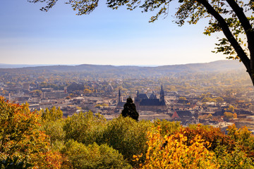Blick auf Innenstadt von Aachen im Herbst bei Sonnenschein