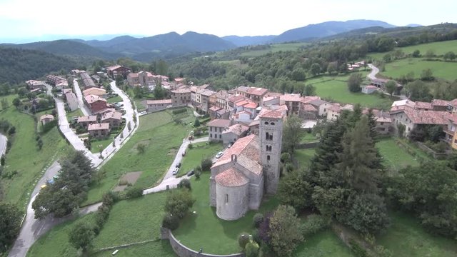 Mollo desde Drone. Pueblo con iglesia romanica en Gerona, Cataluña. España - 4k Video
