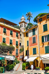Portofino, Ligurie, Italie - vue sur la place du village et l'église 