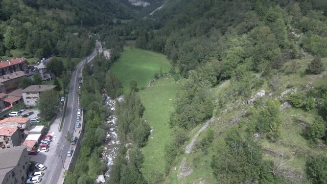 Setcases desde el aire.  Drone en Pueblo de Gerona, Cataluña, España - 4k Video