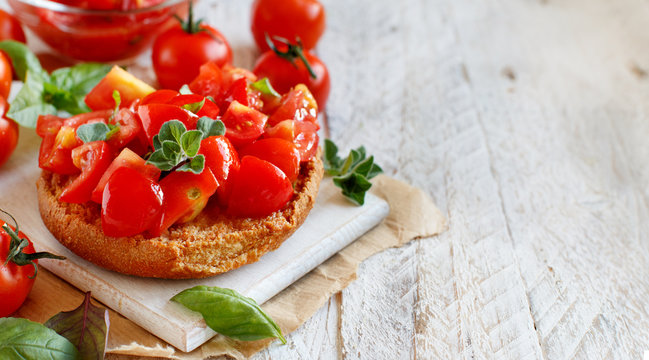 Frisella seasoned with tomatoes and herbs