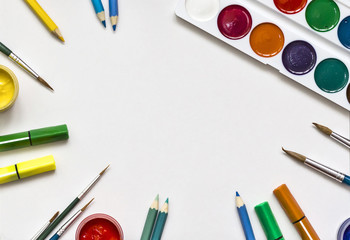 Naklejka premium Mock up stationery. brushes and paints, pencils, markers on white background with copy space. book cover