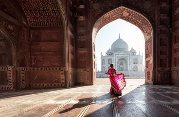 Foto op Aluminium Vrouw in sari bij Taj Mahal © Sasint
