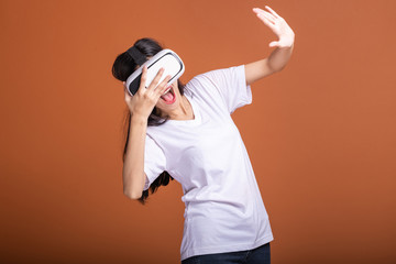 Obraz premium Woman wearing VR headset.
