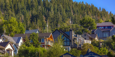 Homes in the trees on hill in Park City pano